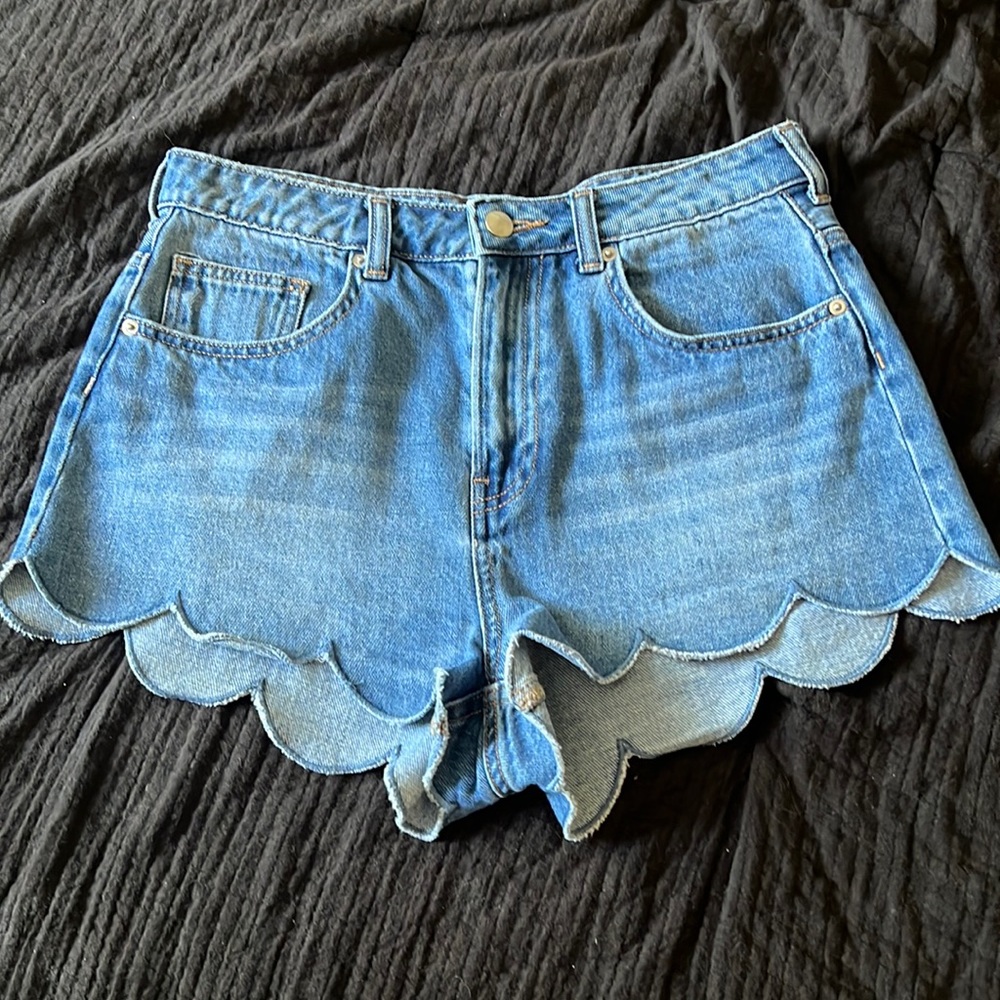 Scallop jean shorts